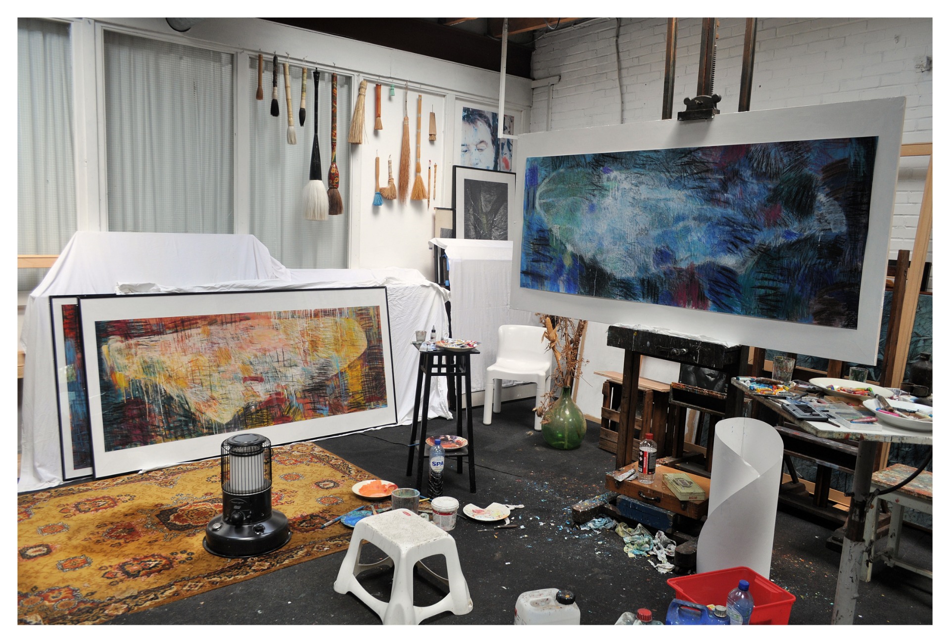 Foto atelier met De Engel op schildersezel